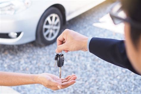 Los hombres de negocios envían las llaves del auto a los nuevos