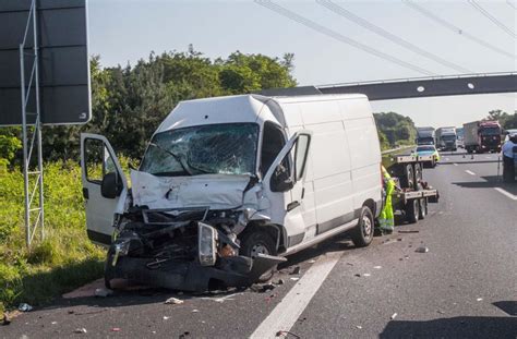 Der Fahrer des Kleintransporters übersieht den bremsenden Lkw und