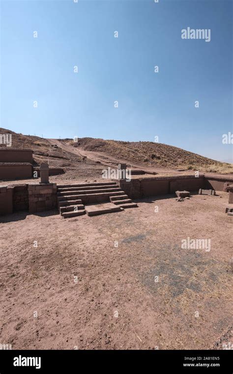 La Pirámide Akapana En El Complejo Arqueológico De Tiwanaku Bolivia