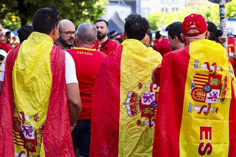 D Sseldorf Albanische Und Spanische Fans Feiern Vor Dem Em Spiel