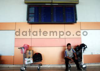 Penumpang Pesawat Di Bandara Sultan Hasanuddin Makassar Datatempo