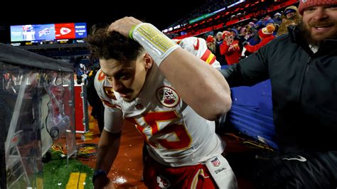 Mad Bills Fans Throw Snowballs At Patrick Mahomes As Chiefs Qb Attempts