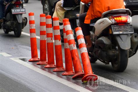 Stik Cone Pembatas Jalur Sepeda Banyak Yang Rusak Foto