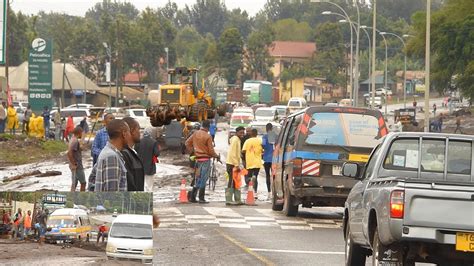 Video Mvua Kubwa Arusha Magari Yashindwa Kupita Tope Lajaa Barabarani