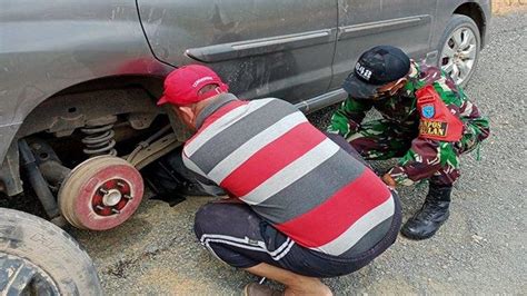 Satgas Yonif 642 Kps Bantu Warga Perbaiki Mobil Yang Alami Pecah Ban Di