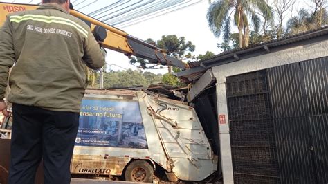 Caminhão Da Coleta De Lixo De Francisco Beltrão Colide Com Casa E