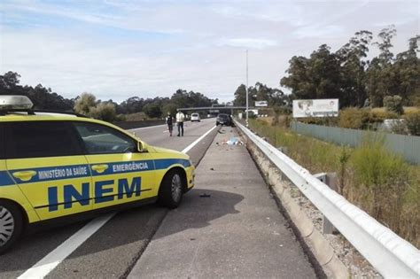 Colisão entre pesado dos CTT e carrinha provoca cinco feridos em Marco