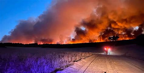 Un incendio forestal arrasa con varias casas en rápida expansión en