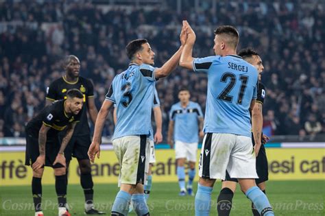 La Lazio Vola In Scia Alla Juve Travolgendo L Inter Con Immobile E