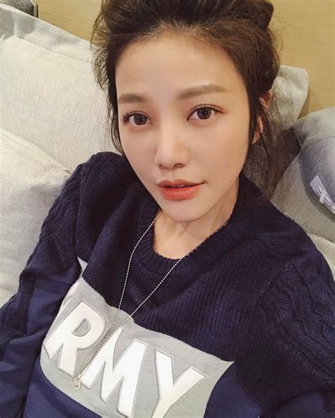 Không phải hot girl 20 tuổi nào đâu bạn đang ngắm nhan sắc của một người đã 42 tuổi rồi đấy