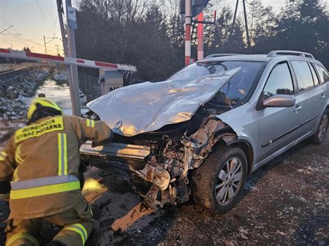 O Krok Od Tragedii Kraksa Na Przeje Dzie Kolejowym Foto Ko Obrzeginfo