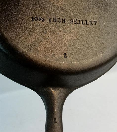 Lot Vintage Unmarked Wagner No 8 Cast Iron Skillet 10 12 L