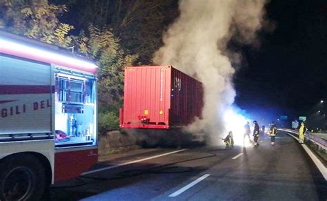 Semirimorchio In Fiamme Sullautostrada Intervengono I Vigili Del