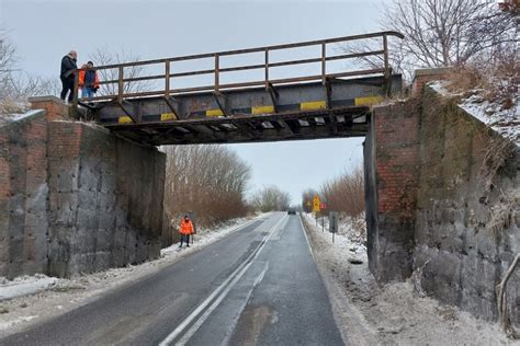 Ciężarówka uszkodziła wiadukt nad DK25 Trasa Bydgoszcz Sępólno