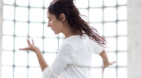 A bailarina e pesquisadora de dança Maria Alice Poppe participa do