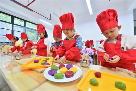 湖北保康：幼儿园开展“学做月饼迎中秋”民俗文化体验活动 新闻频道 和讯网