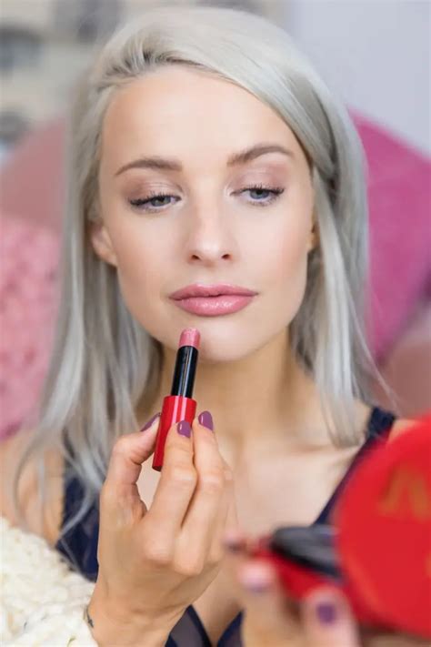 Quelle couleur de rouge à lèvres avec des cheveux gris blancs