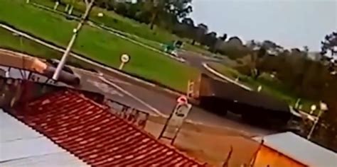 Vídeo Carreta Tomba Em Rotatória Na Br 262 Jd1 Notícias