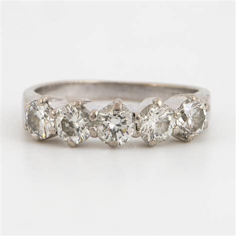 Round brilliant-cut diamond ring. - Bukowskis