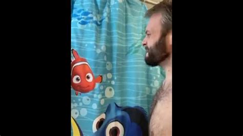 第一次多莉把目光移开尼莫 Pornhub Gay