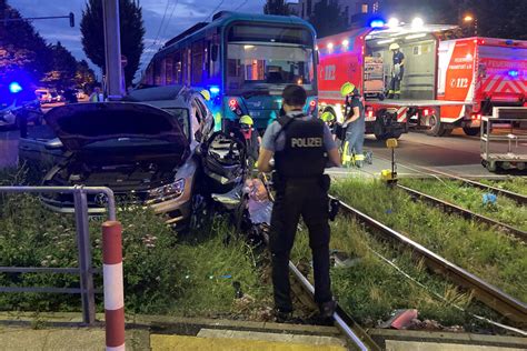 Schwerer Unfall In Frankfurt Auto Wird Von U Bahn Erfasst Und Eingeklemmt