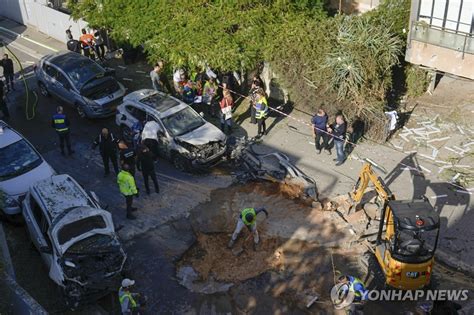 가자지구발 로켓 공격 현장 살피는 이스라엘 보안군 연합뉴스