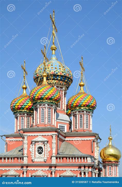 Cúpulas Multi coloridas Da Igreja Ortodoxa Do Russo Imagem de Stock