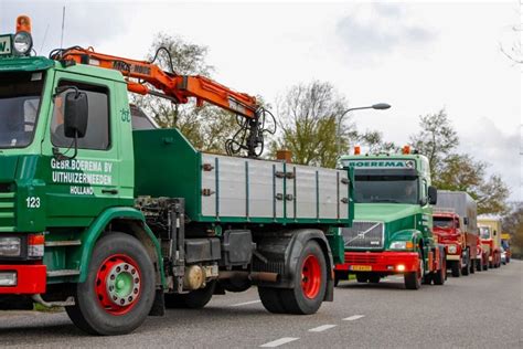 Tourtocht Door Groningen En Friesland Met Ongeveer 70 Oude Vrachtwagens