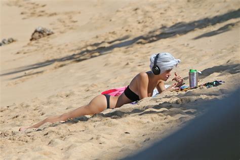 Alexis Ren In Bikini Beach In Hawaii 11 13 2017 CelebMafia