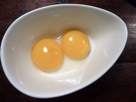 The Easiest Most Practical Way To Separate Egg Yolks From Egg Whites Without Getting Messy