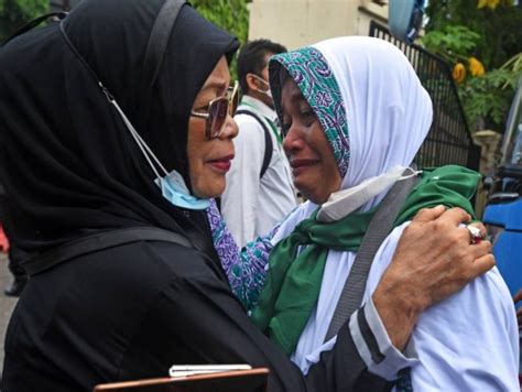 Foto Isak Tangis Iringi Pelepasan Jemaah Calon Haji Chatnews Indonesia