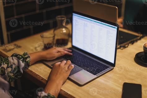 Femme Utilisant Son Ordinateur Portable Dans Un Café Gros Plan Dune Femme Assise à Une Table