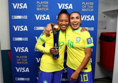 Ary Borges recebe prêmio das mãos de Marta e exalta camisa 10 do Brasil