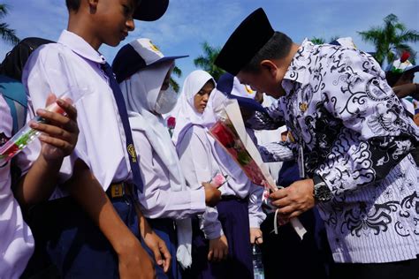 Gubernur Al Haris Serahkan Bantuan Program Dumisake Pendidikan Pada Hut