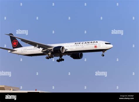 Air Canada Boeing 777 300er C Fitu Landing At Pearson Airport