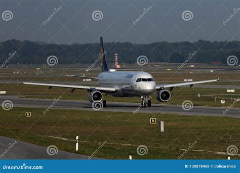 Plano De Lufthansa Que Taxiing Na Pista De Decolagem Foto De Stock