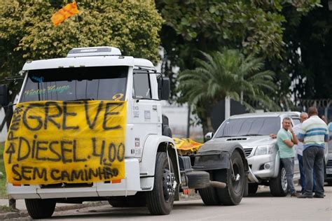 Caminhoneiros Bloqueiam Estradas Em Greve Contra Aumento Do Diesel