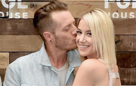 Tyler Hubbard & Wife Hayley's Latest Maternity Photo is FIRE