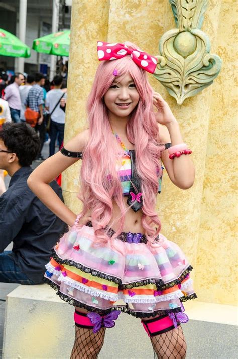 Una Posa Giapponese Non Identificata Di Cosplay Di Anime In Cosplay