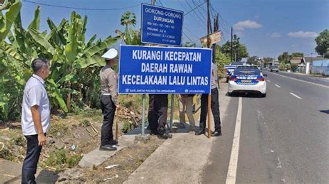 Polres Tulungagung Pasang Papan Imbauan Di Titik Rawan Kecelakaan