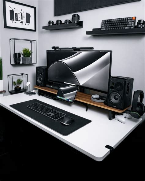 Black & White Setup | @ulresch | White desk setup, Home office setup ...