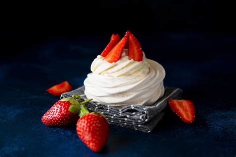 Pastel De Anna Pavlova Con Crema Y Fresas Frescas Sobre Un Fondo Oscuro