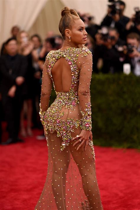 Ego Beyonc Usa Look Completamente Transparente No Baile De Gala Do