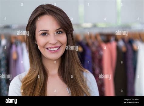 Vendedora De Ropa Fotografías E Imágenes De Alta Resolución Alamy