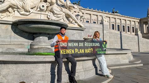 Protest vor Parlament Giftgrüner Farbanschlag auf Pallas Athene