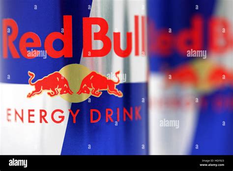 Cans red bull Fotos und Bildmaterial in hoher Auflösung Alamy