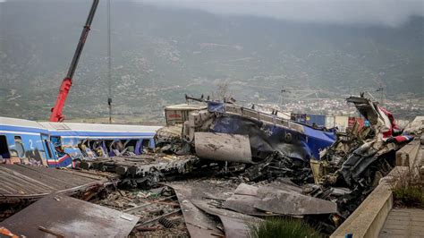 La Policía Griega Registra La Estación De Larisa Por El Choque De Trenes Con 57 Muertos