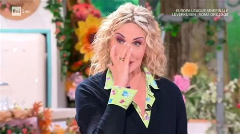 È Sempre Mezzogiorno Antonella Clerici In Lacrime In Diretta Tv