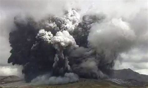 Japan S Mount Aso Erupts Spewing Hot Gas And Ash 11 500ft Into The Air