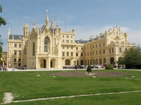 Solve Zámek Lednice The Lednice castle Czech republic jigsaw puzzle